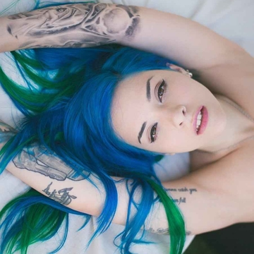 Modello tatuato Saria