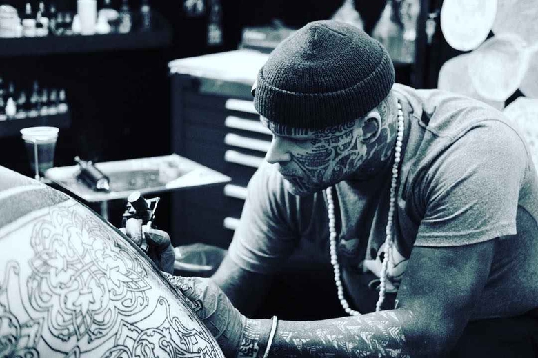 Artista di tatuaggi Matt Black, tatuaggio ornamentale in nero | USA