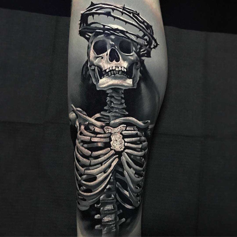 Artista di tatuaggi Jacob Sheffield, ritratto a colori e nero e grigio in stile realismo | USA