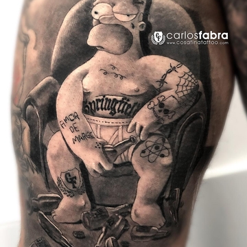 Tatuaggio realistico nero e grigio di Carlos Fabra