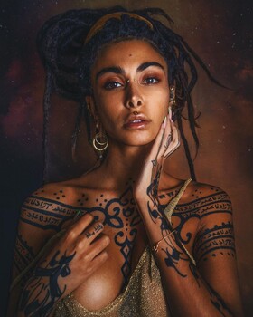 Modello etnico tatuato affascinante The Free elf