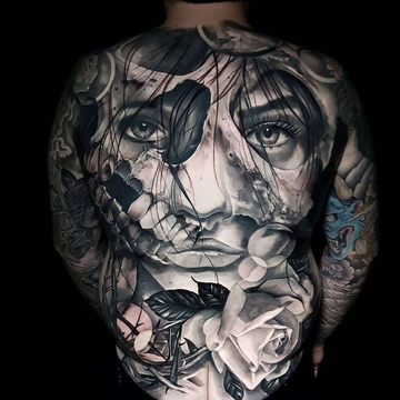 Tatuaggio dettagliato nero e grigio in stile realismo di Nick Imms