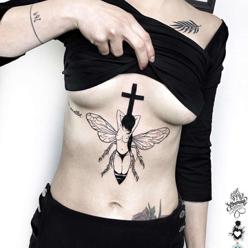 I UFO della tatuaggio in nero