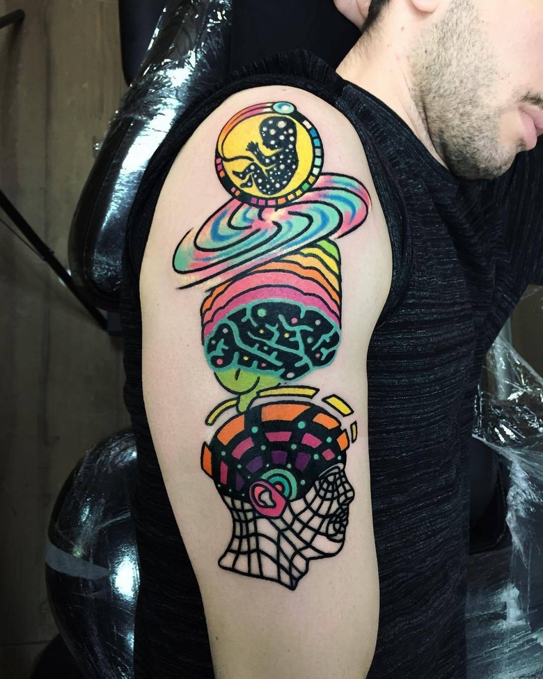 I colori acidi di Raro82 nei tatuaggi psichedelici