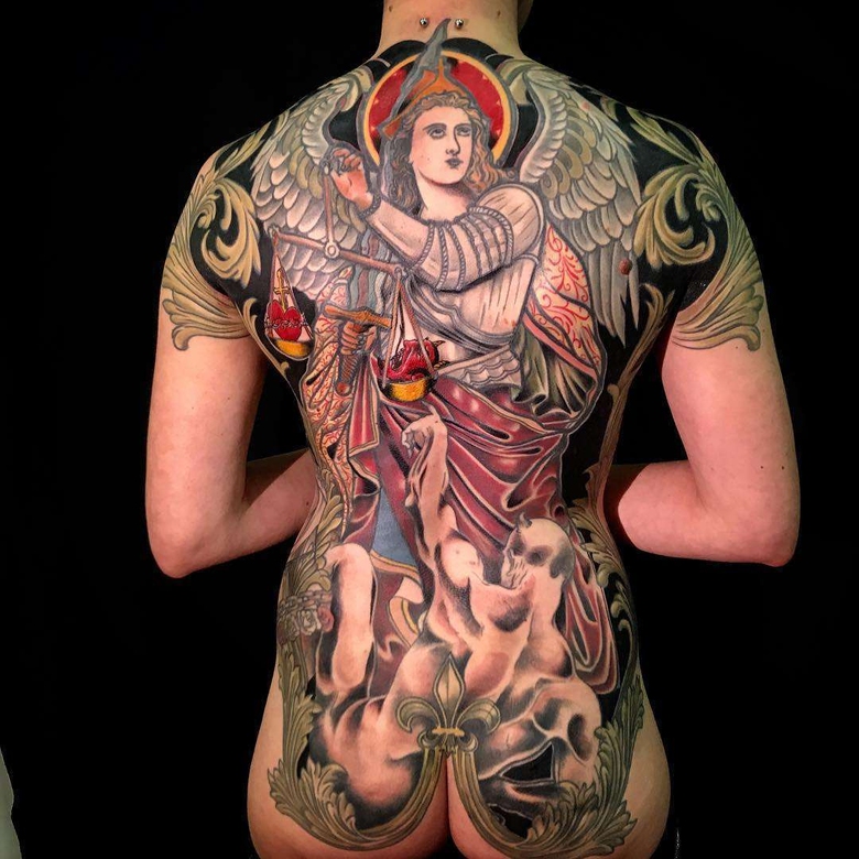 Artista di tatuaggi Mikael de Poissy, stile colorato medievale neo tradizionale di tatuaggio | Francia