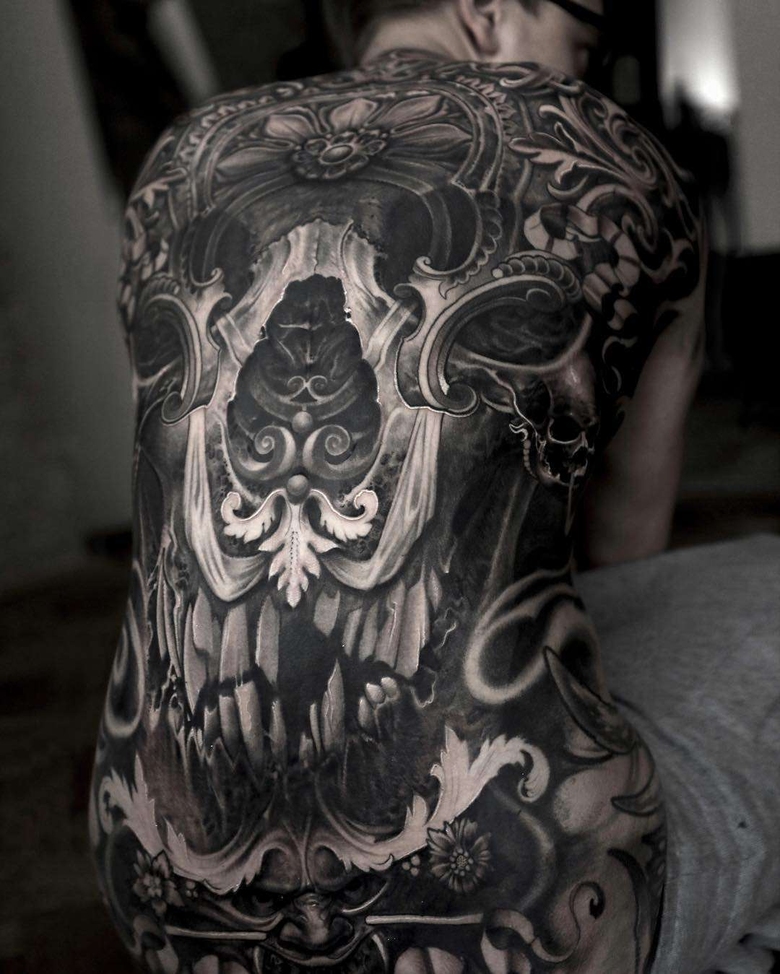 Artista di tatuaggi Victor Portugal, stile autorale nero e grigio, ritratto realistico, surrealismo | Polonia