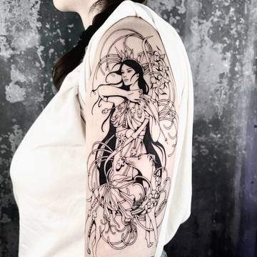 Analisi concettuale di un tatuaggio con motivi neri da parte di Kodsuno