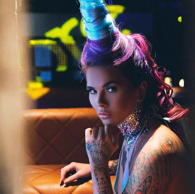 Modello di tatuaggi Dannika Daisy , modello fotografico alternativo | UK