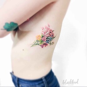 12 piccole tatuaggi romantici per ragazze
