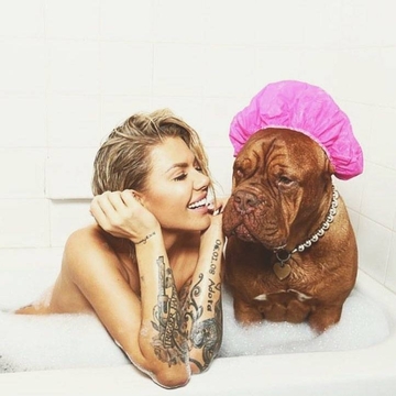 Infinitamente femminile e sexy con tatuaggio biondo - Karolina Turek