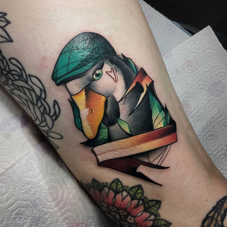 Artista di tatuaggi Sasha Akulov, tatuaggio neo tradizionale a colori, nuova scuola | Russia