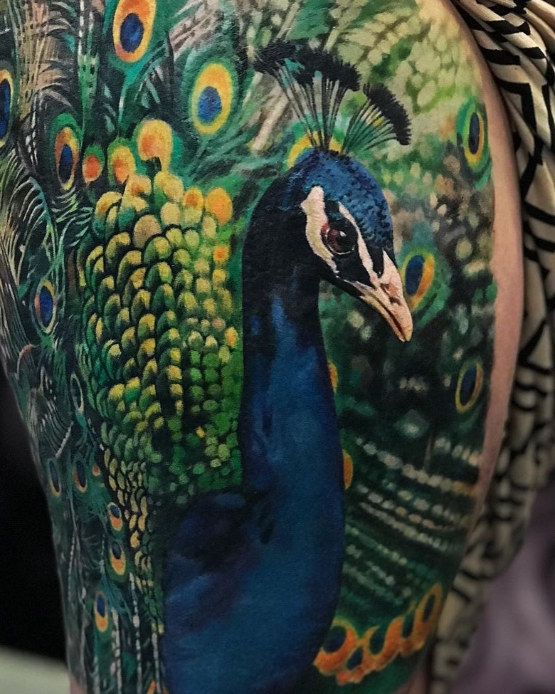 Artista di tatuaggi Zhang Po, ritratto a colori e nero e grigio in stile realistico | USA