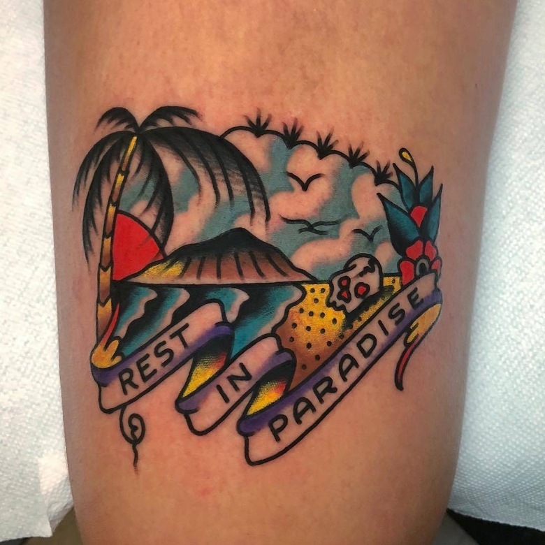 Artista di tatuaggi Akira Latanzio, tatuaggio a colori in stile vecchio scuola tradizionale | USA