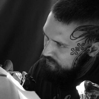 Tatuatore Aivaras Lee