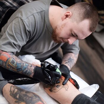 Tatuatore Aleksandr Akulov