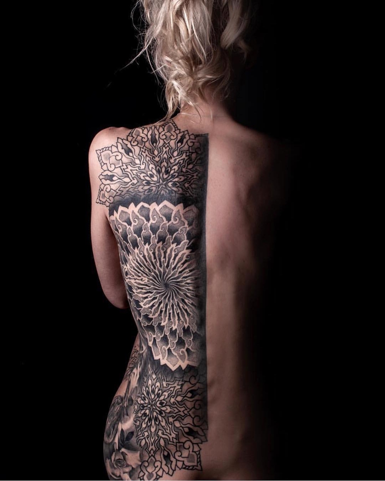 Artista di tatuaggi Keegan Sweeney, tatuaggio nero ornato | Australia