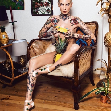 Incredibile modello francese sexy con tatuaggi Valentina Belleza