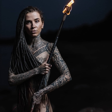 Tatuaggio polinesiano di Dmitry Babakhin