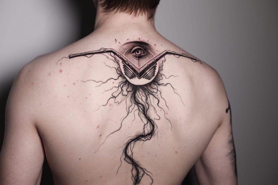 Artista del tatuaggio Konstantin Strokin, tatuaggio grafico in nero | Mosca, Russia