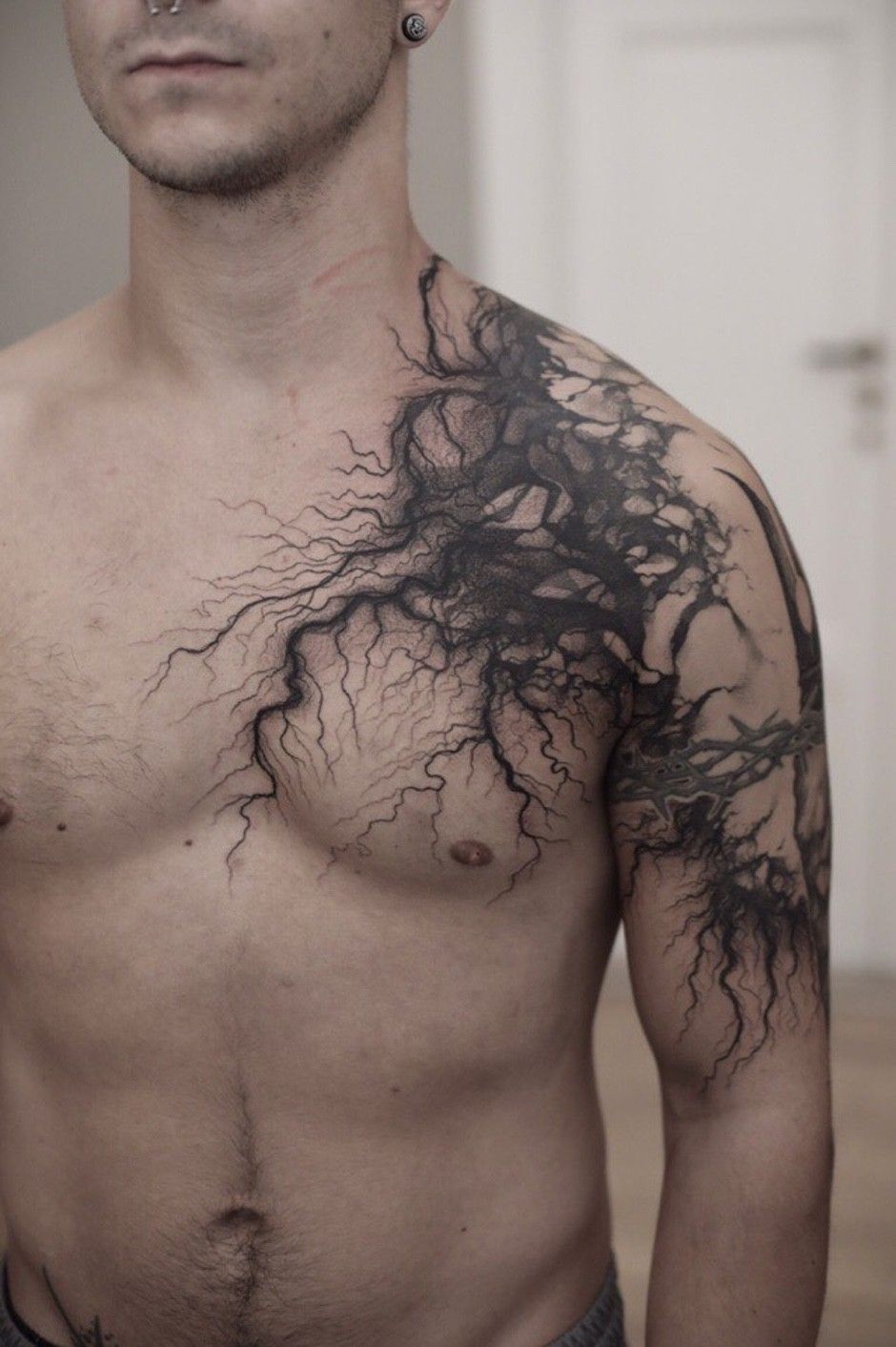 Artista del tatuaggio Konstantin Strokin, tatuaggio grafico in nero | Mosca, Russia