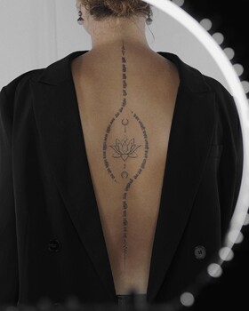 Il mistero e la magia del buddismo nel tatuaggio a mano di Sofia Streltsova
