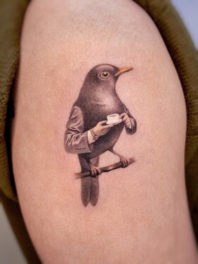 Il tocco delicato del micro-realismo: l'arte tatuante di Gyan