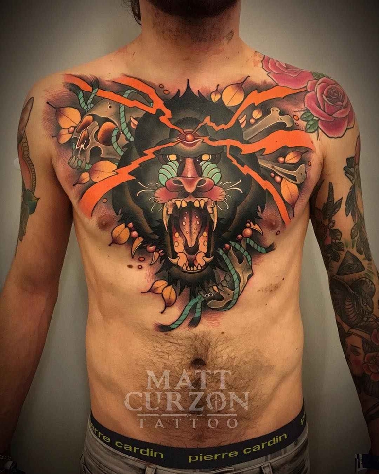 Artista di tatuaggi Matt Curzon
