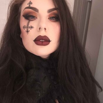 Tatuatore Hannah Flowers
