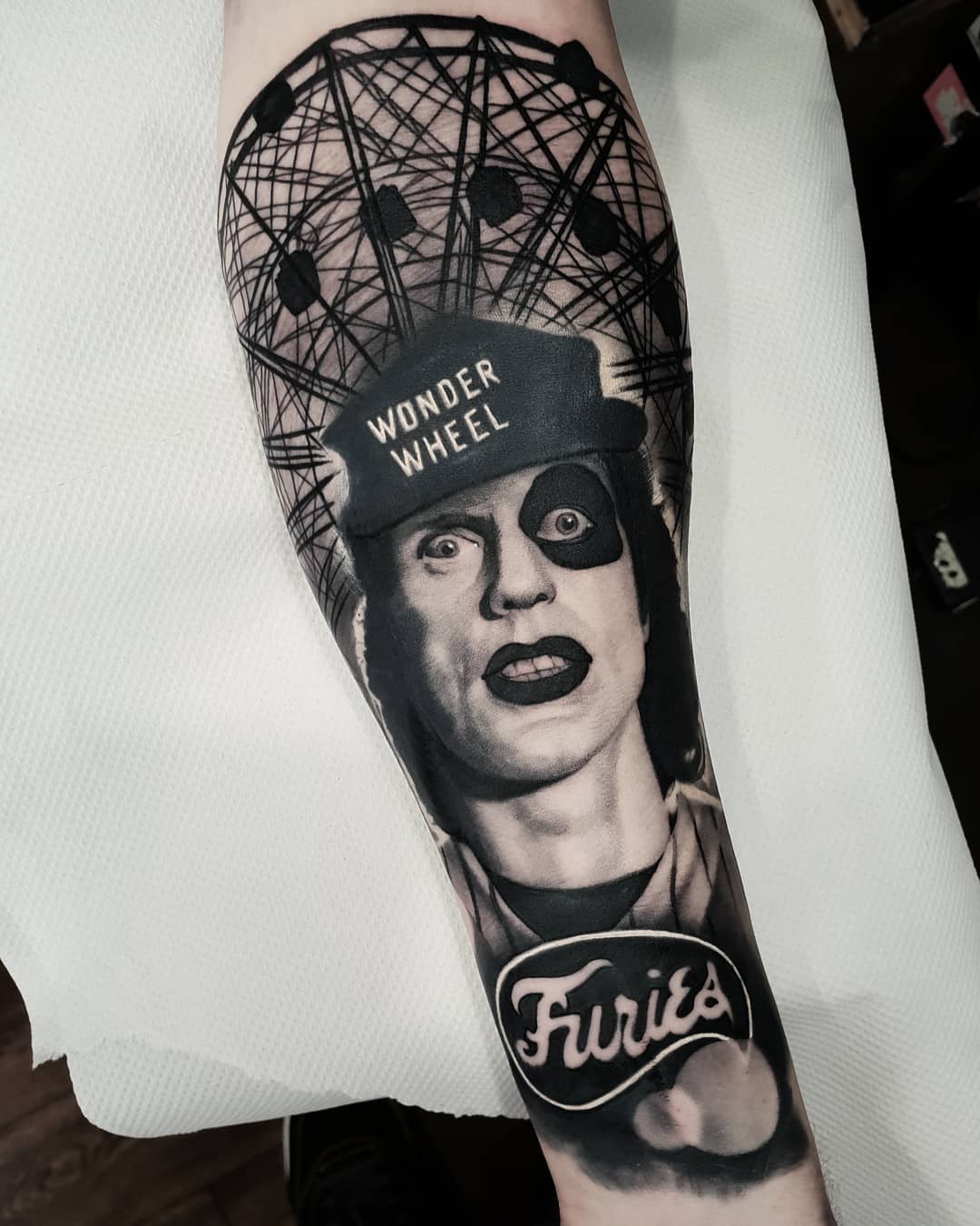 Artista di tatuaggi Nick Imms, autore di ritratto in nero e grigio con realismo | Regno Unito