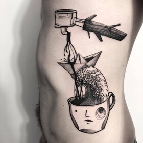 Lo stile degli autori di Patryk Chybowski: tatuaggio surrealista in nero