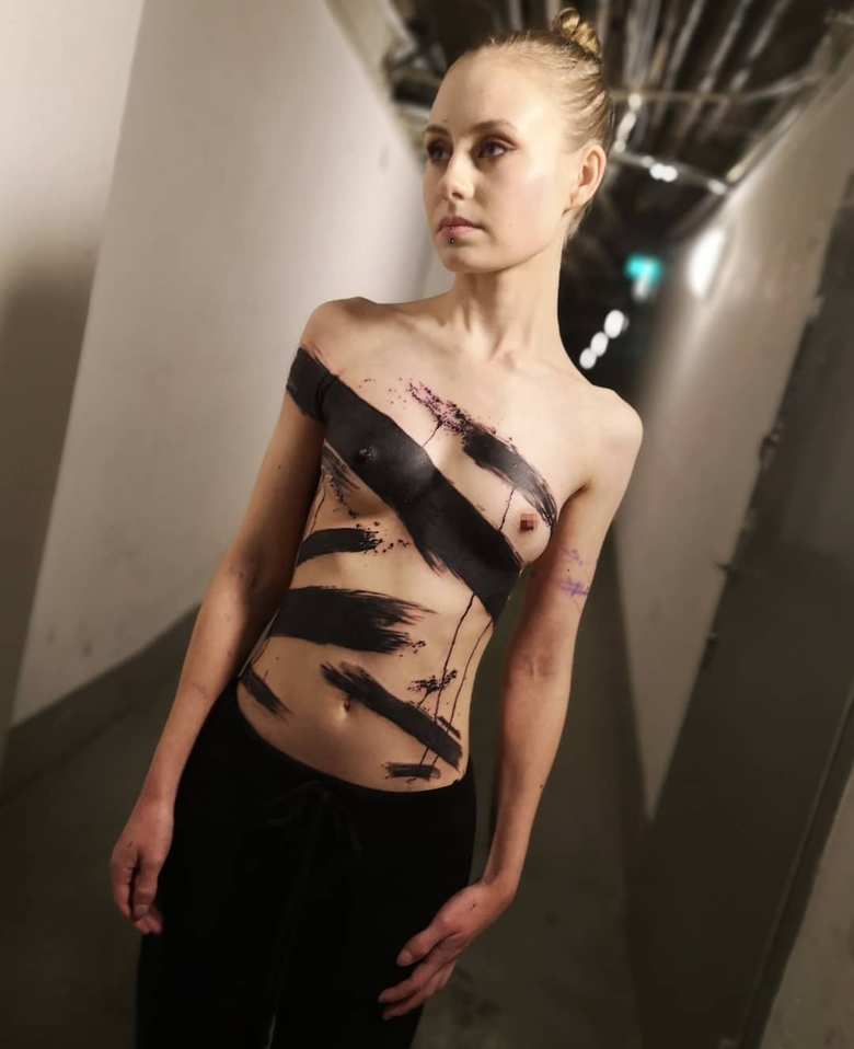 Artista di tatuaggi 3KREUZE, tatuaggio brutale pesante astratto in nero | Uppsala, Svezia