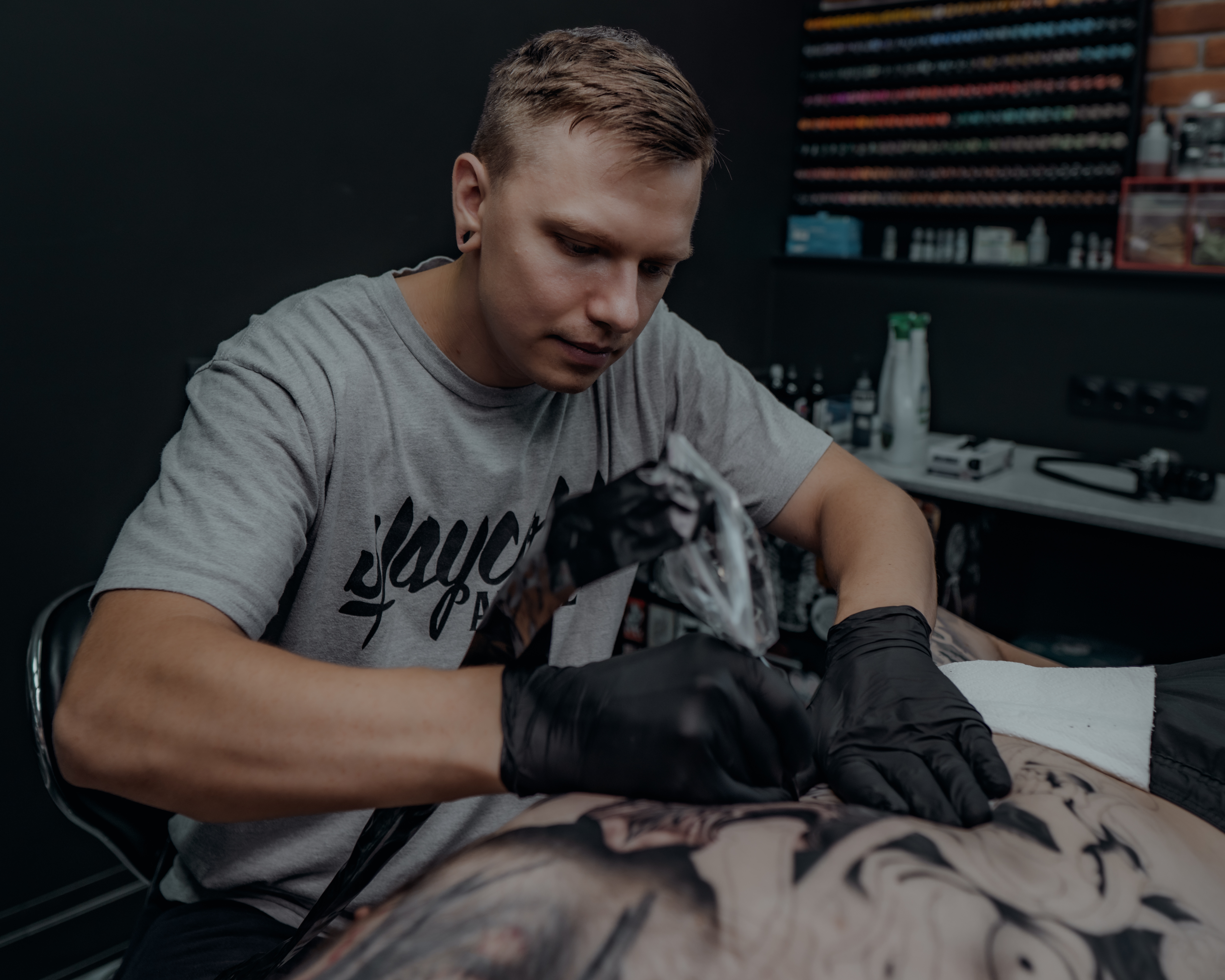 Artista del tatuaggio Andrey Popov, realismo nero e grigio | San Pietroburgo, Russia