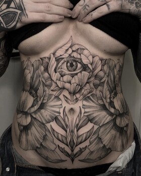 Piume, aghi e magia del tatuaggio: immergevati nel mondo di Natalia Perrote