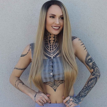 Modello tatuato Tessa Lizz