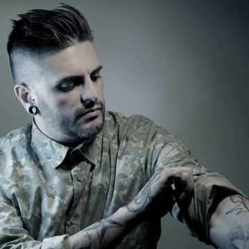 Artista di tatuaggi Toni Nova