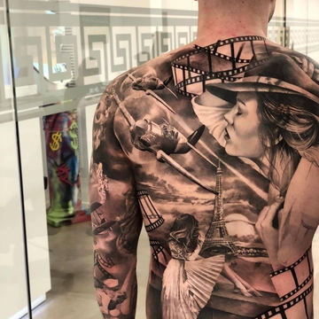 Tatuaggio realistico nero e grigio di Matias Noble