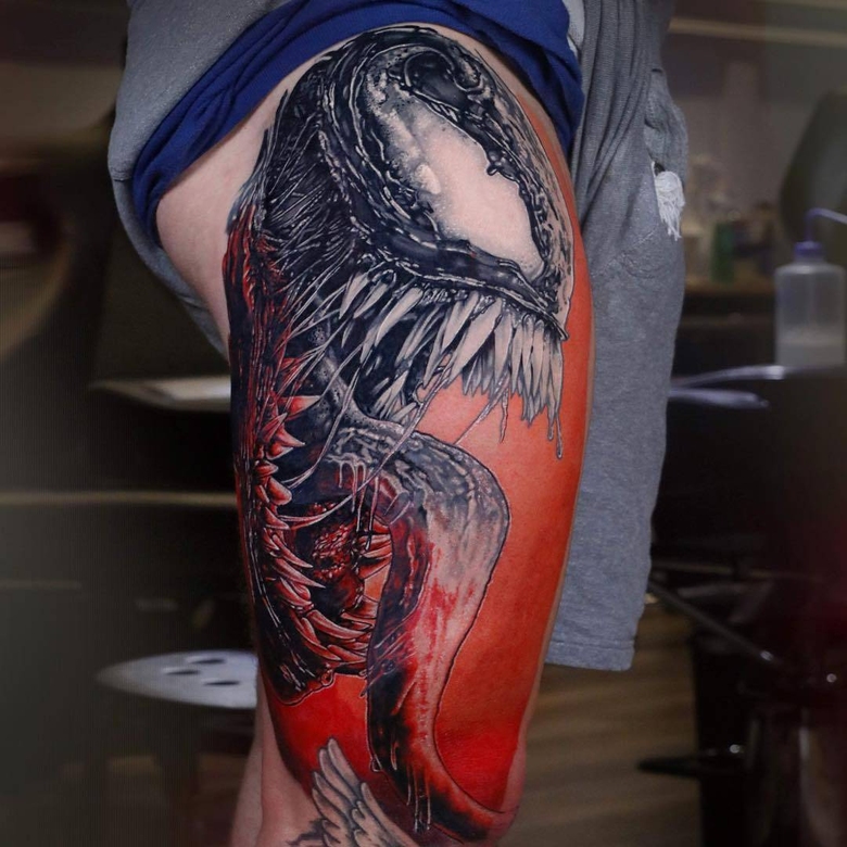 Artista di tatuaggi Michael Cloutier, Venom nero e grigio con ritratto realistico in rosso | Canada, Quebec