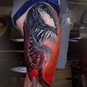 Artista di tatuaggi Michael Cloutier