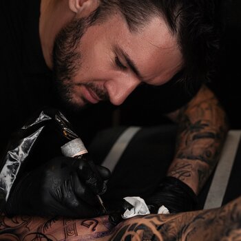 Tatuatore Sasha Hugo