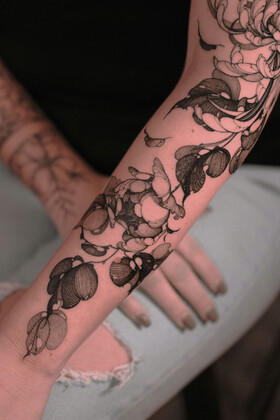 I fantasmi floreali di Arty: come questo artista basato a Berlino ha rivoluzionato i tatuaggi botanici!