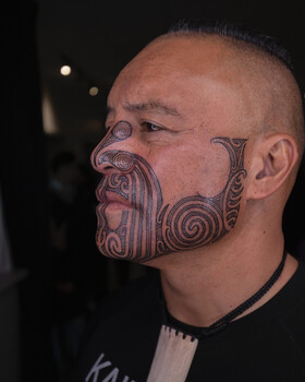 Lance Ngata è un artista di Ta-moko e custode delle tradizioni maori
