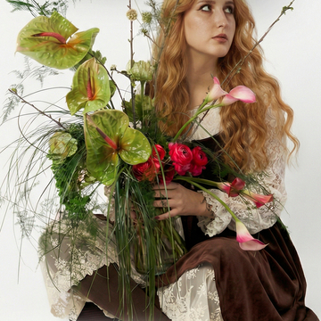Polina Red Head: Delicati Tatuaggi Botanici da San Pietroburgo