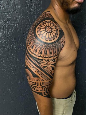 Temauri Jouot: L'arte e l'eredità del tatuaggio polinesiano
