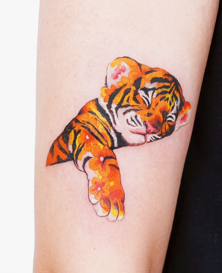 Una miscela di forme e texture da parte del tatuaggio coreano Fluffy