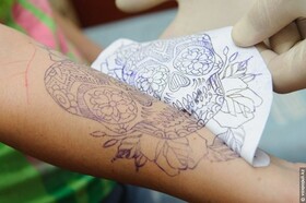 Trasferire un disegno di tatuaggio sulla pelle