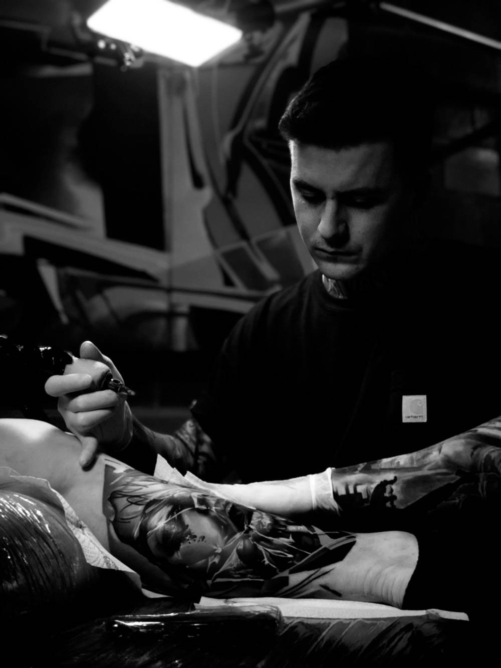 Artista del tatuaggio Igor Mitrenga, ritratto realistico in stile graffiti | Praga, Cechia