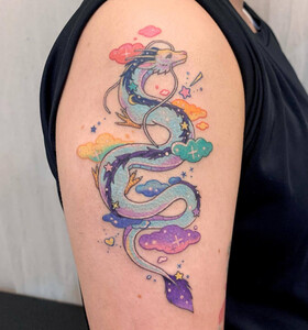 Zvee: All'interno la mente dell'artista del tatuaggio che rinnova l'arte del tatuaggio!