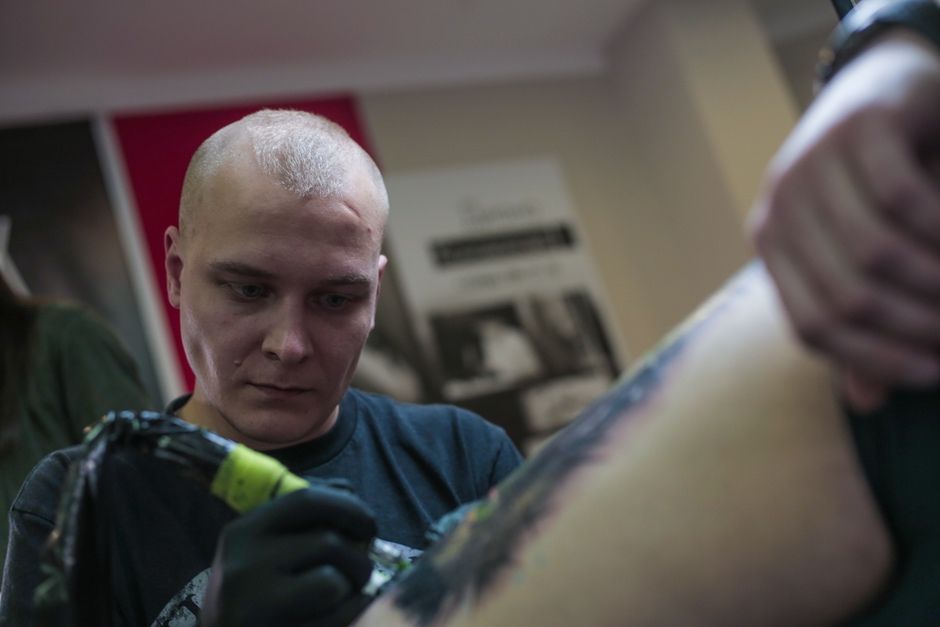 Artista di tatuaggio Vyacheslav Dolzhenko, tatuaggio a colori in stile realismo, КРАСКА Pro Team | Volgograd, Russia