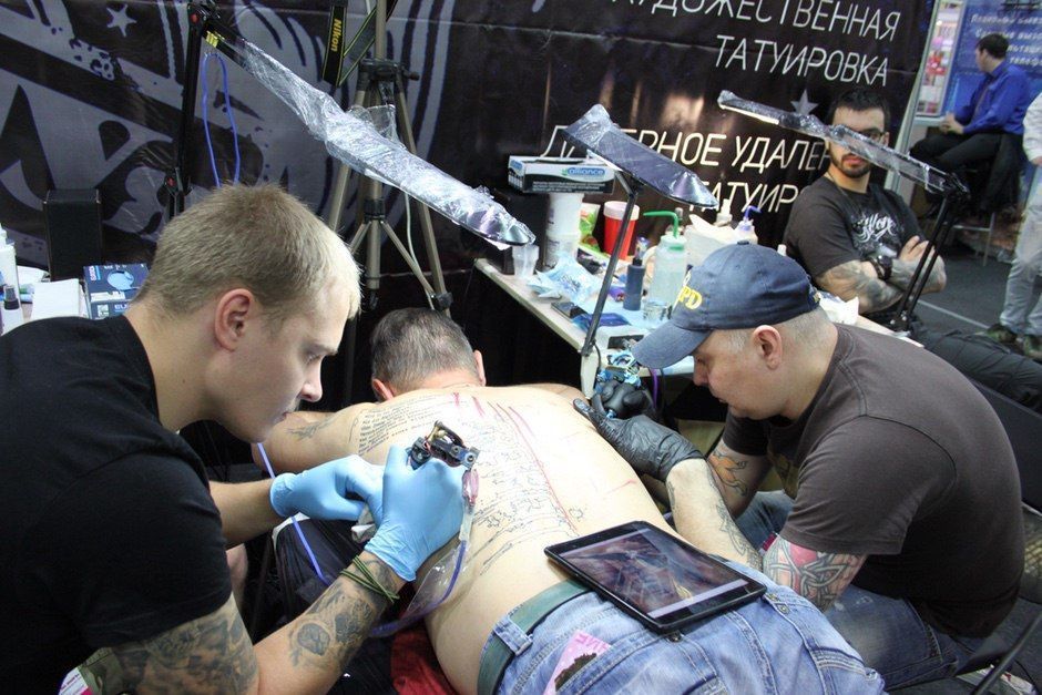 Artista di tatuaggio Vyacheslav Dolzhenko, tatuaggio a colori in stile realismo, КРАСКА Pro Team | Volgograd, Russia