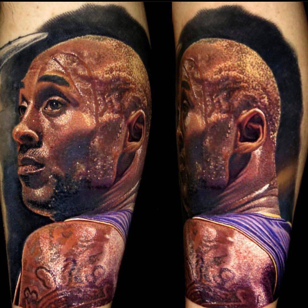 Artista di tatuaggi Nikko Hurtado, tatuaggio a colori realistico Kobe Bryant